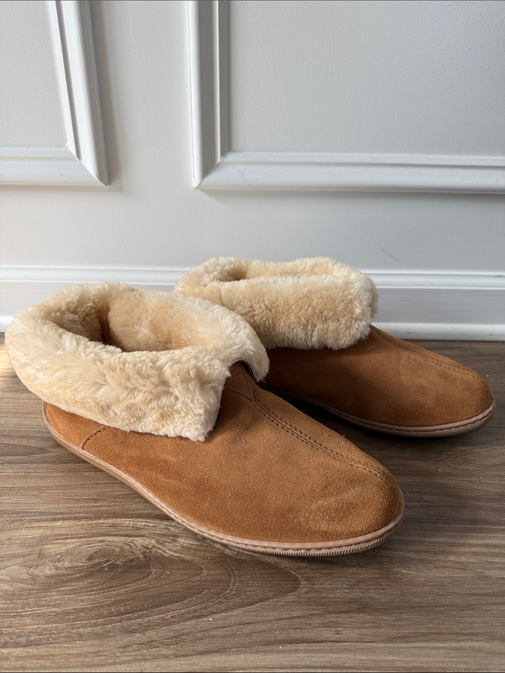 Minnetonka Sheepskin Ankle Boot Slippers Women's 13 Tan Suede Cozy Cabin Shoes